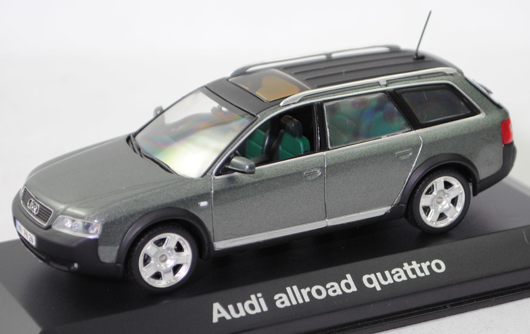 Audi allroad quattro 2.5 TDI (C5, Typ 4B, Mod. 00-02), hochlandgrün met. (7S / LY6J), Minichamps, 1:43, PC-Box