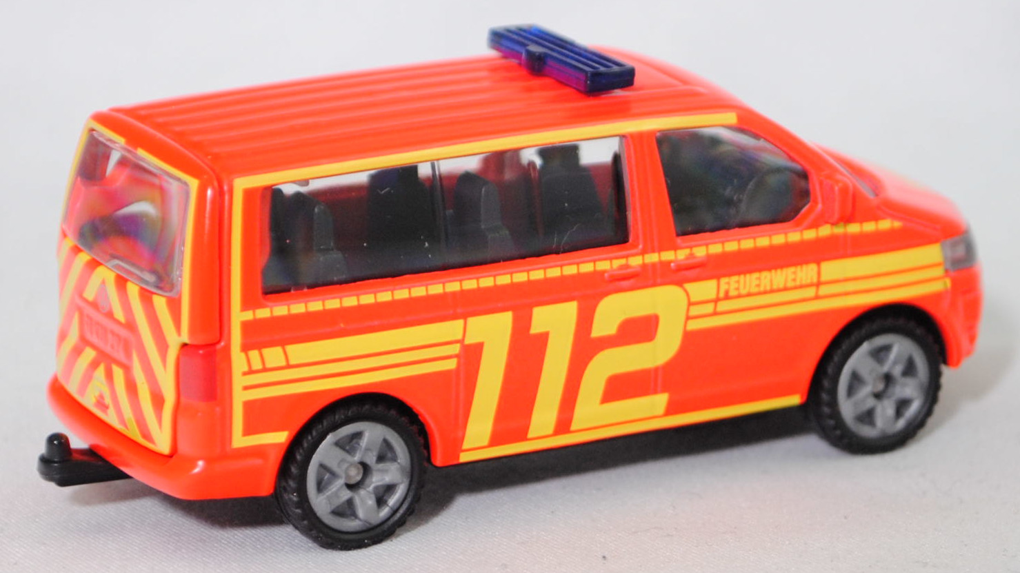 00000 VW T5 GP Multivan Highline 2.0 TDI (5. Generation, Typ 7E, Modell 2009-2015) Feuerwehr Einsatzleitung, hell-leuchtrot, FEUERWEHR 112, SIKU SUPER, 1:61, P29f
