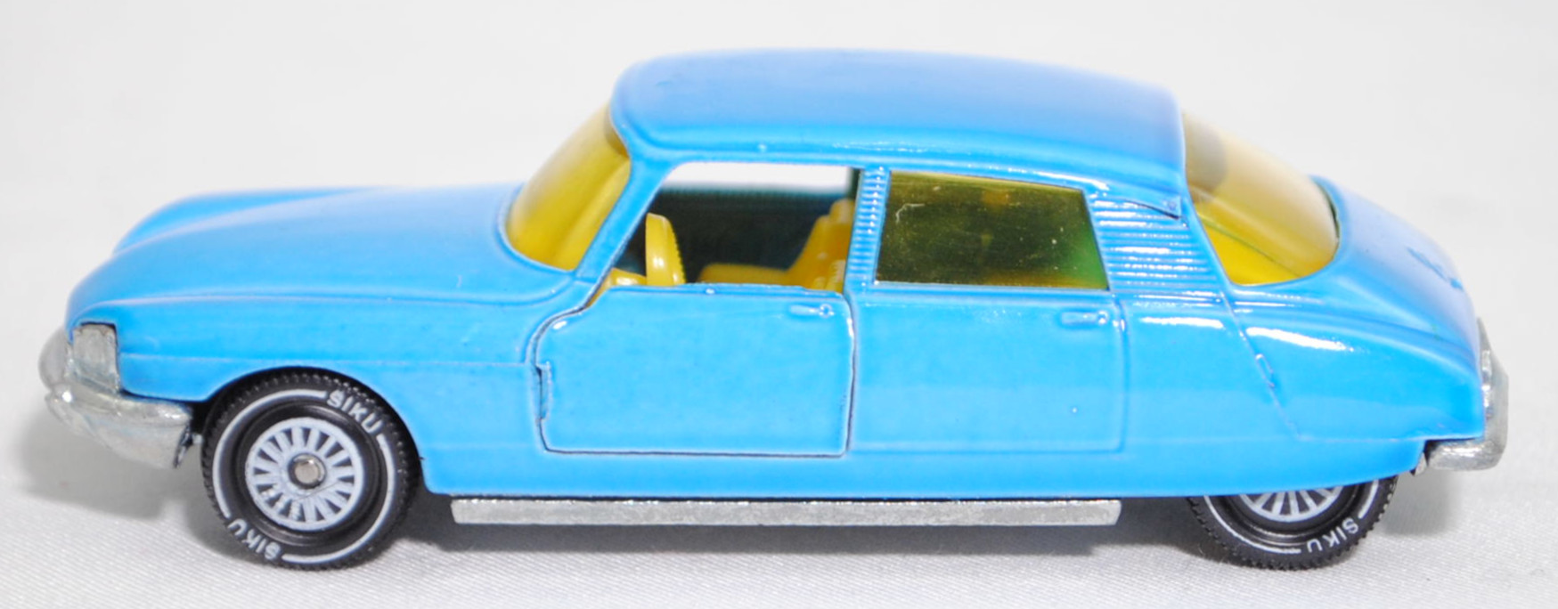 00005 Citroen DS 21 (2. Generation D-Modelle, Vorfacelift, Modell 1967-1968), hell-himmelblau, innen zinkgelb, Germ, R11 gerillt, SIKU SUPER, 1:61, m