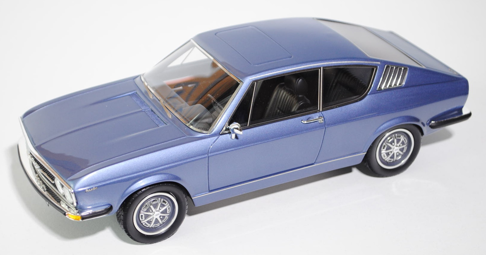 Audi 100 Coupé S (C1, Typ 105), Modell 1970-1976, Baujahr 1970, blaumetallic, innen schwarz, Lenkrad