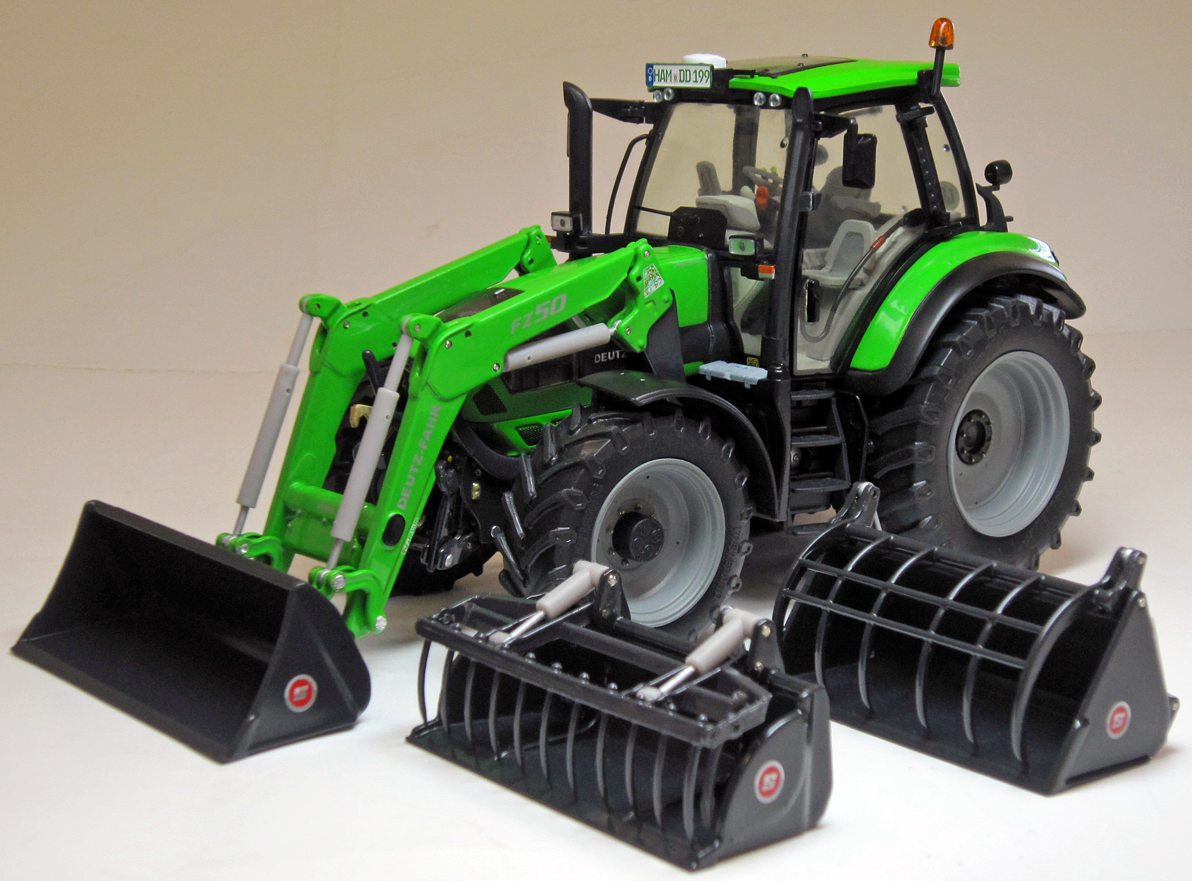 DEUTZ-FAHR Agrotron 6190 TTV (Ausführung 2013 -) mit STOLL ProfiLine FZ 50 Frontlader und 3 Werkzeug