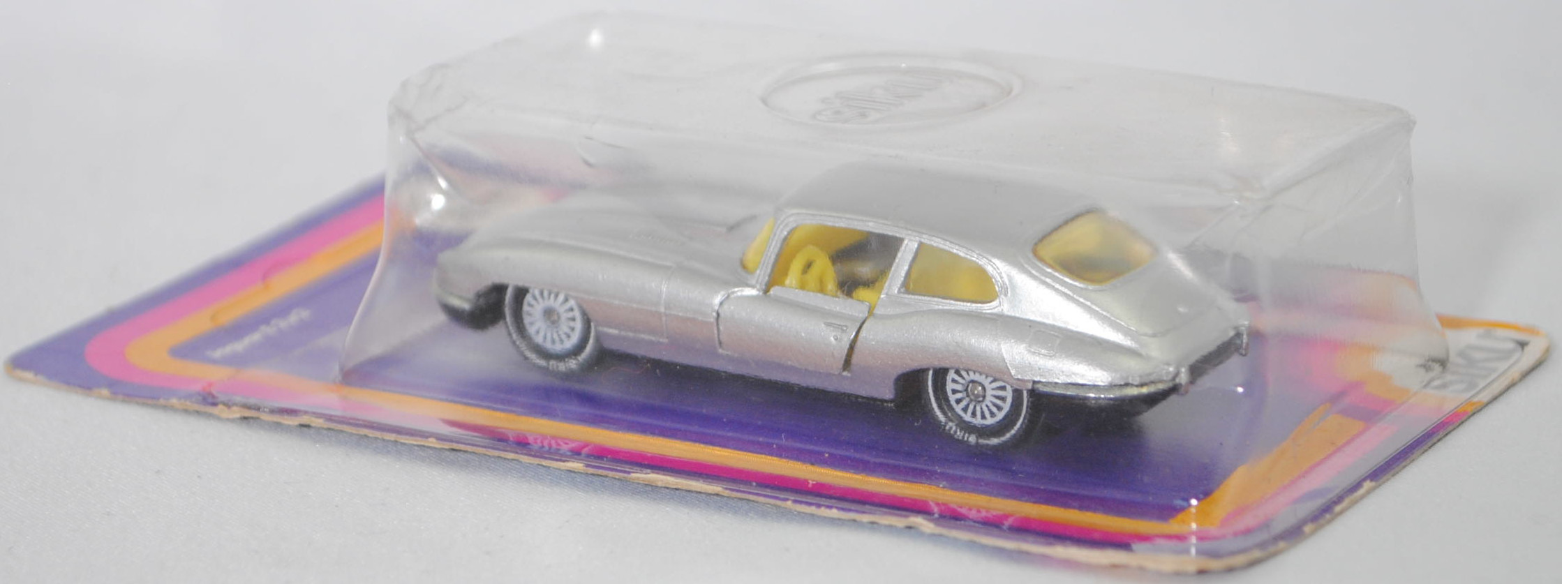 00006 Jaguar E-Type 2+2 SI Coupé 4.2 Liter (Serie 1, Typ 2+2-Sitzer Coupé, Modell 1966-1967), silber, innen gelb, W-Germ, Verglasung gelb, R11 gerillt, SIKU SUPER, 1:61, P17 (Farbe)