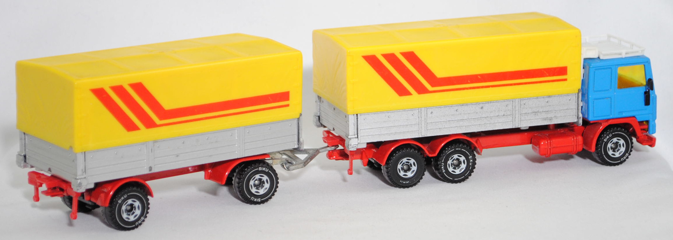 00004 Volvo F12 Turbo 6 (Modell 1977-1983) LKW mit Anhänger, himmelblau/rot/silber, ohne Rahmen im Kühlergrill, Dachgepäckträger weiß, zinkgelbe Plane, LKW10, SIKU, 1:55, m-
