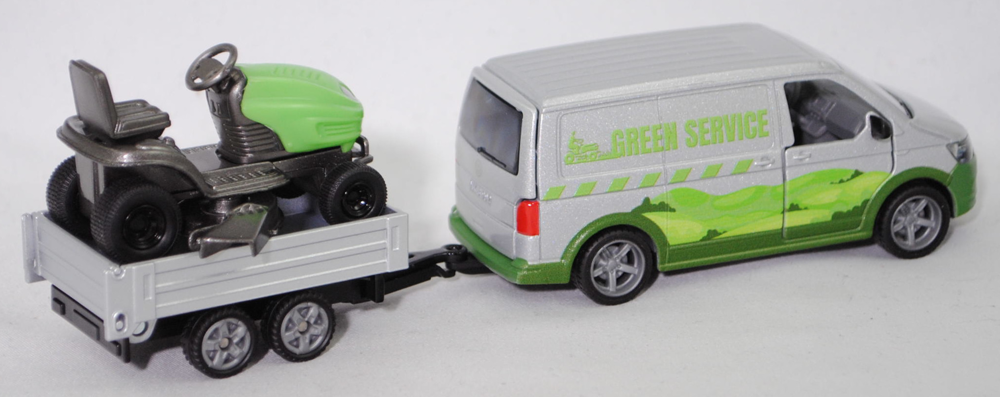00000 VW T6 Transporter Kastenwagen 2.0 TSI (Modell 2015-2019) mit Tandem-Rückwärtskipper und Rasentraktor MTD YaRD-MaN, silber und grün/schwarz, SIKU SUPER 1:50, L17mpK