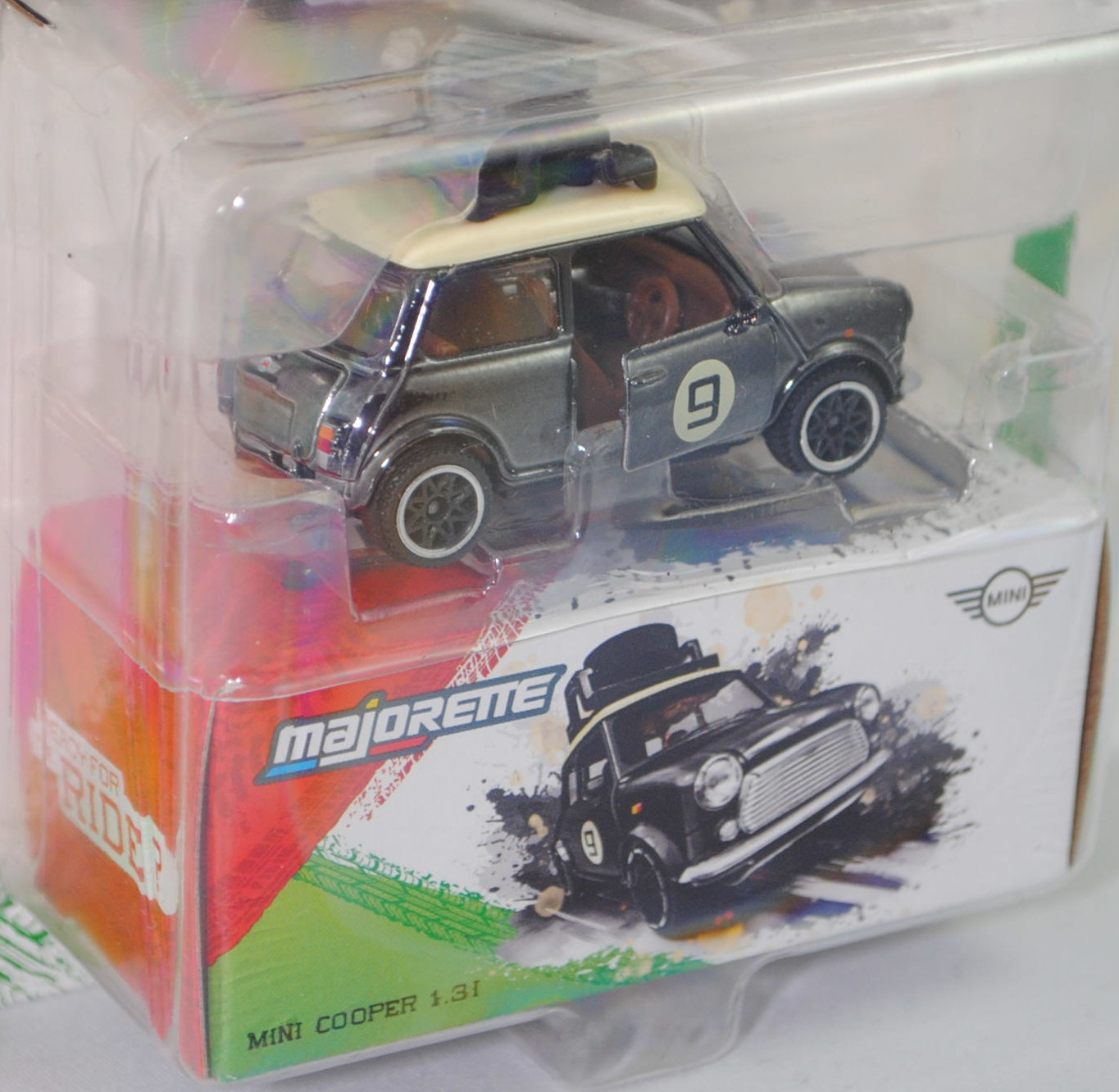 MINI Cooper 1.3i (ADO20, Modellcode XN, 5. Facelift 1991, Modell 1991-1996) mit Dachgepäckträger und Ladegut (Nr. 265E), schwarz/elfenbein, majorette, 1:53, Blister (MINI ICONS DELUXE CARS)