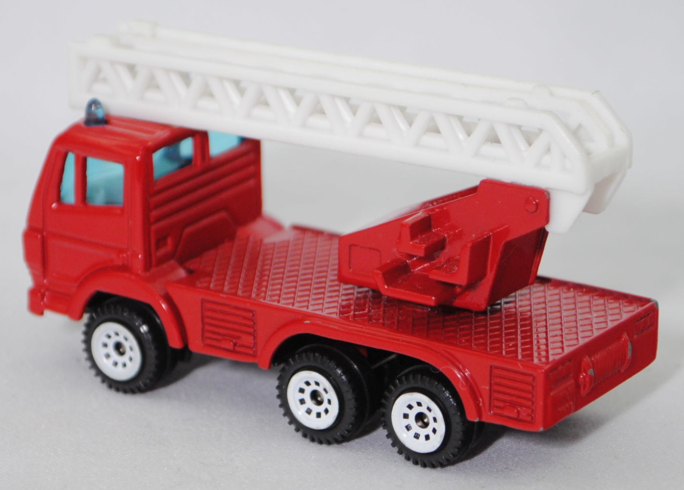00001 Metz Hubrettungsfahrzeug DL 23-12 S auf Fahrgestell Mercedes-Benz SK 2429 6x4/41 (Modell 1989-1994) (Feuerwehr-Drehleiter), rot, Bpr. 0811/1019/1015, SIKU SUPER, 1:83, m-