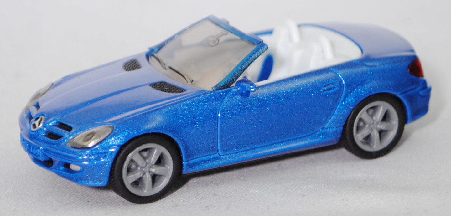 00008 Mercedes-Benz SLK 350 (interne Baureihenbezeichnung R 171, Vor-MoPf, Modell 2004-2008), verkehrsblaumetallic, innen weiß/blaumetallic, Bpr. 1002, SIKU SUPER, 1:55, m