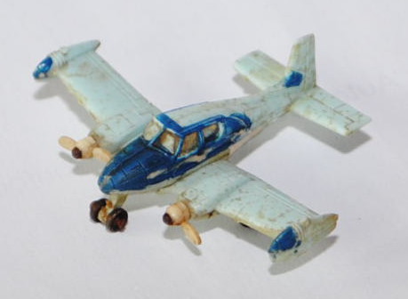 Cessna 310 Reiseflugzeug, hell-lichtblau, 1 Propeller weg, Propeller cremeweiß, 1:250, ohne Zettel,