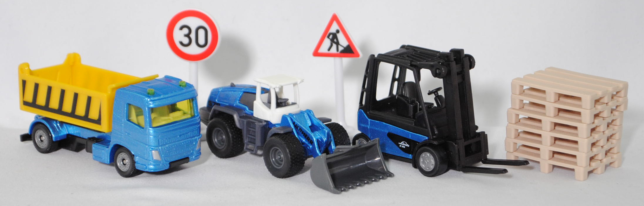 00000 Geschenkset Baustelle: Volvo FM 4x2 2-Achs-Kipper + LIEBHERR L 576 2plus2 Radlader + Linde Elektro-Gegengewichtsstapler E35/600H + Zubehör, SIKU SUPER, P33R