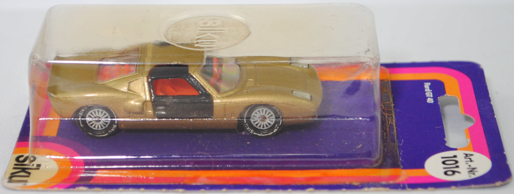 00005 Ford GT40 (Mk I bzw. Mark 1, Modell 1965-1967), Karosserie goldmetallic, Türen schwarz, Bpr. V 296 / W-Germ, Verglasung klar, R11 gerillt, SIKU SUPER, 1:57, P17 (Farbe) (geklebt)