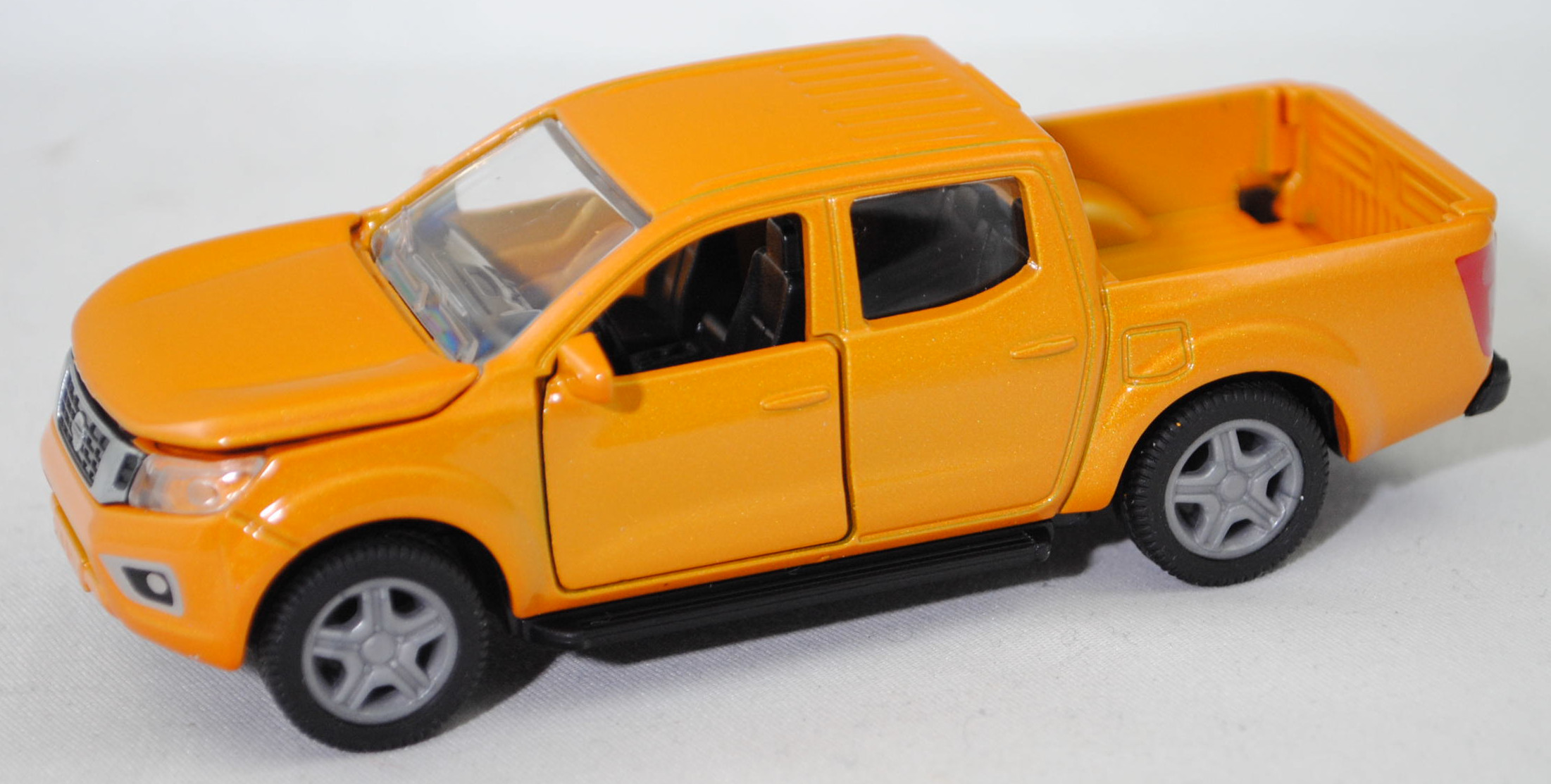 00000 NISSAN NAVARA Double Cab 2.3 dCi (D231, Mod. 14-20), savannah yellow met., SIKU, 1:50, L17mpK