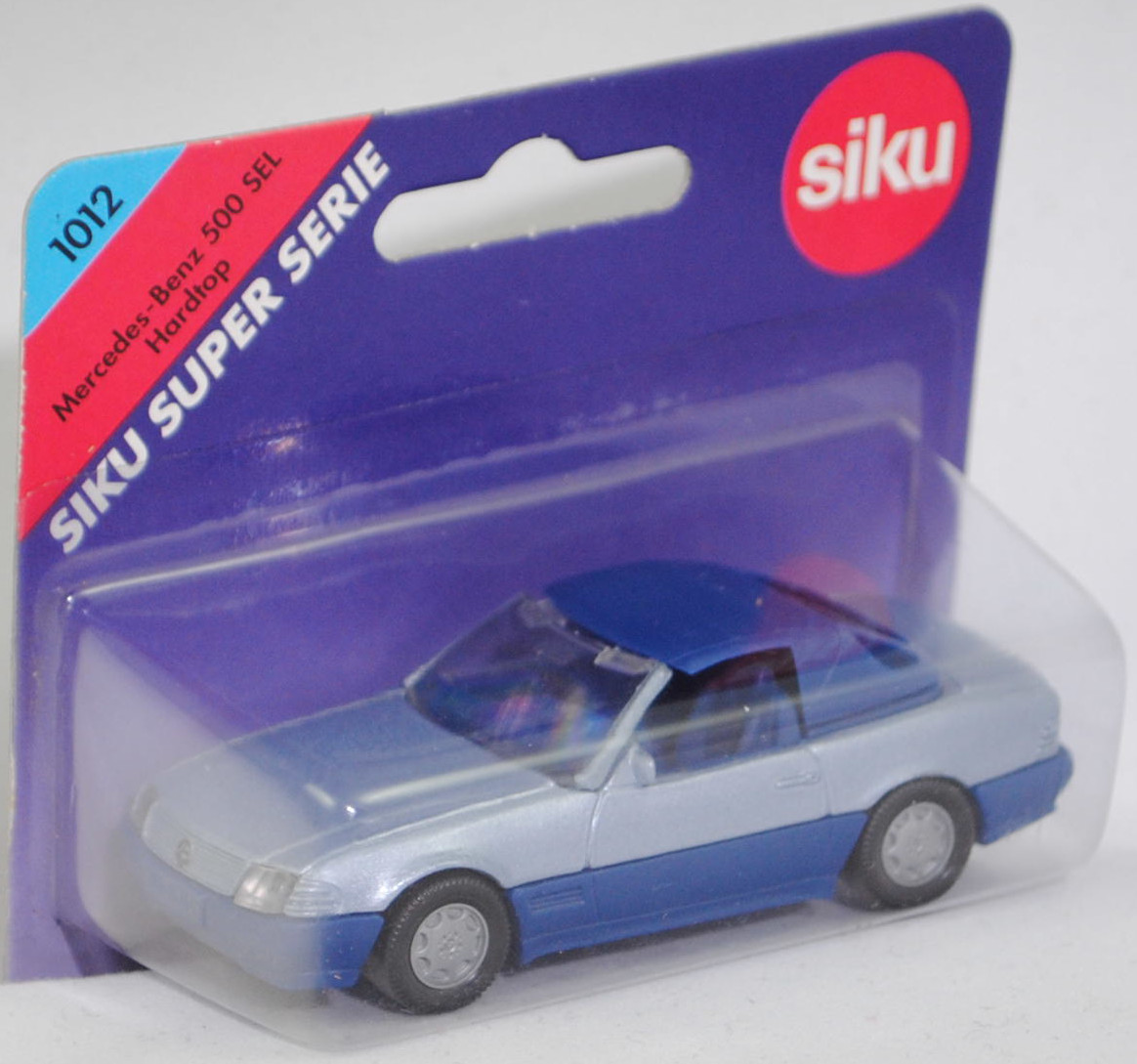 00005 Mercedes-Benz 500 SL mit Verdeck (Hardtop) (R 129, Modell 1989-1992), silberblaumetallic/saphirblau, Scheibe seitlich lackiert, Heckklappe mit Stern, Hong, B7, SIKU, 1:55, P25