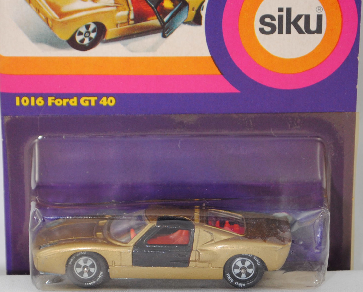 00003 Ford GT40 (Mk I bzw. Mark 1, Modell 1965-1967), Karosserie goldmetallic, Türen schwarz, Bpr. V 296 / Germ, Verglasung klar, R10 weiß, SIKU SUPER, 1:57, P16h mit ®
