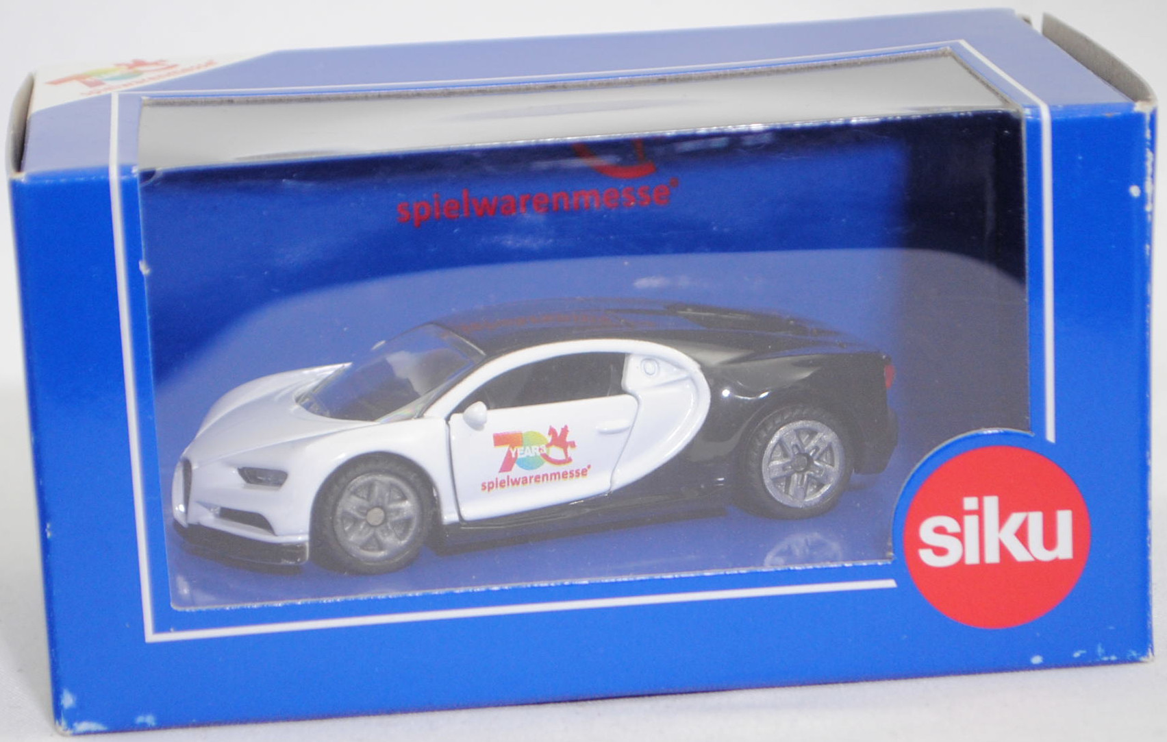 00401 Bugatti Chiron (1. Generation, Modell 2016-2024), reinweiß/schwarz, 70 YEARS / spielwarenmesse®, SIKU SUPER, 1:57, Werbeschachtel (Limited Edition 2019)