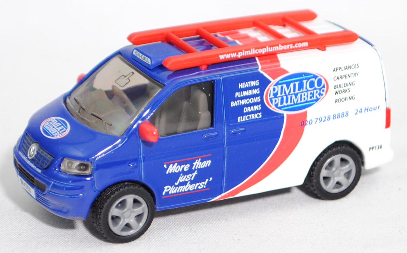 00618 GB VW T5 Transporter (Typ 7H, Mod. 03-09), blau/weiß, PIMLICO/PP138, SIKU, 1:58, Box W4TER