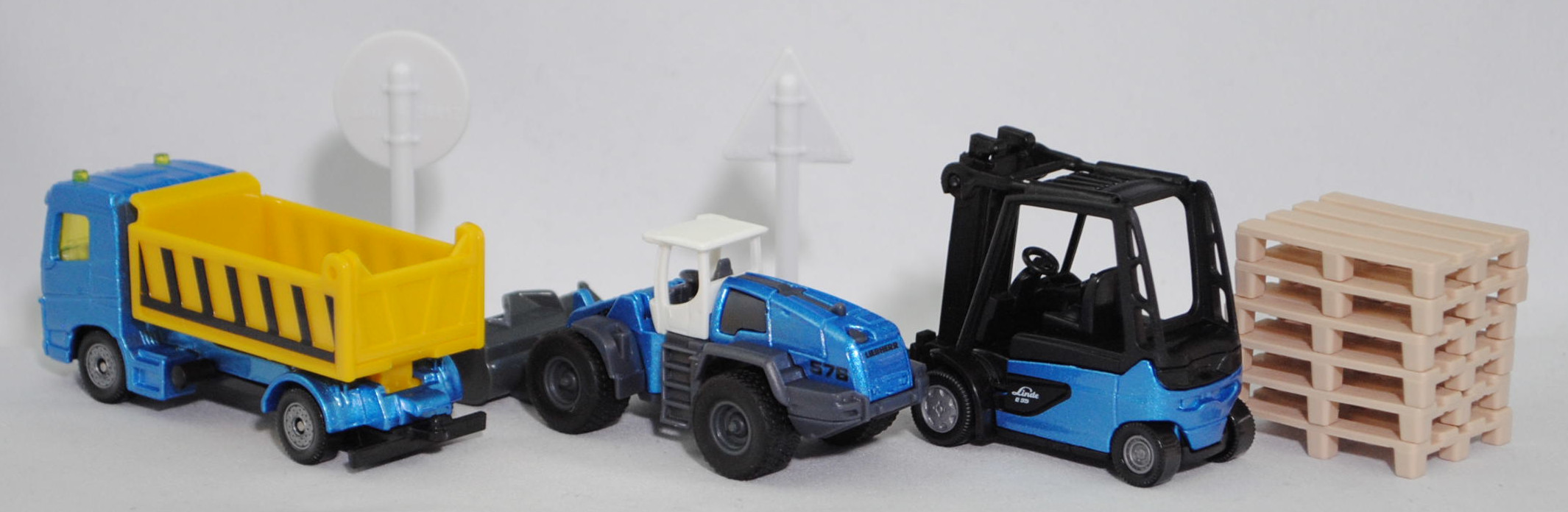 00000 Geschenkset Baustelle: Volvo FM 4x2 2-Achs-Kipper + LIEBHERR L 576 2plus2 Radlader + Linde Elektro-Gegengewichtsstapler E35/600H + Zubehör, SIKU SUPER, P33R