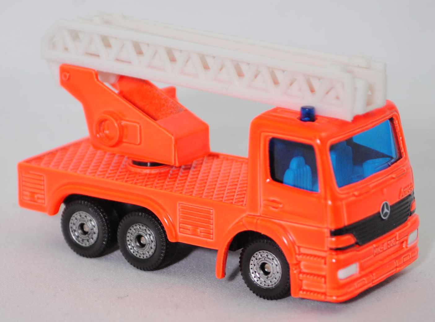 00008 Metz Hubrettungsfahrzeug DL 23-12 S auf Fahrgestell Mercedes-Benz Atego (Modell 1998-2004) (Feuerwehr-Drehleiter), leuchtorange, Bpr. 1015 / 1019, C36, SIKU SUPER, 1:80, m