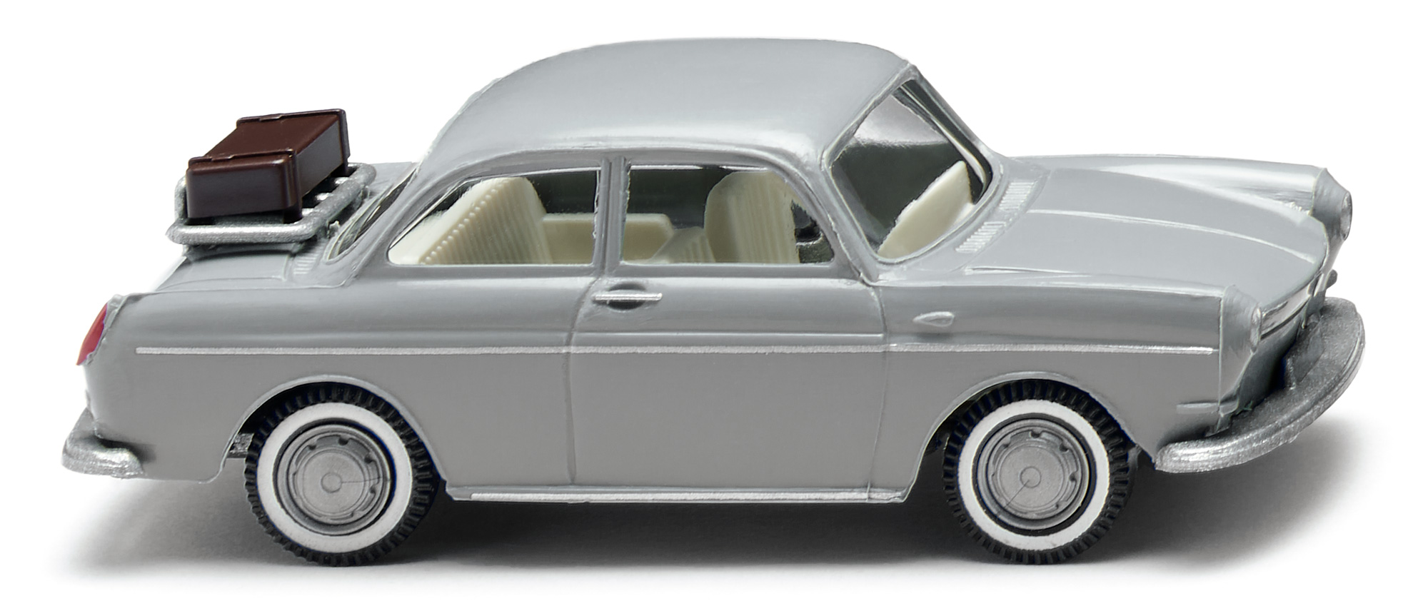VW 1600 Limousine mit Stufenheck (Typ 3, Aufbautyp Modell 315, Modell 1966-1967), staubgrau, Gepäckträger alusilber, Ladegut Koffer in braun, Wiking, 1:87, mb