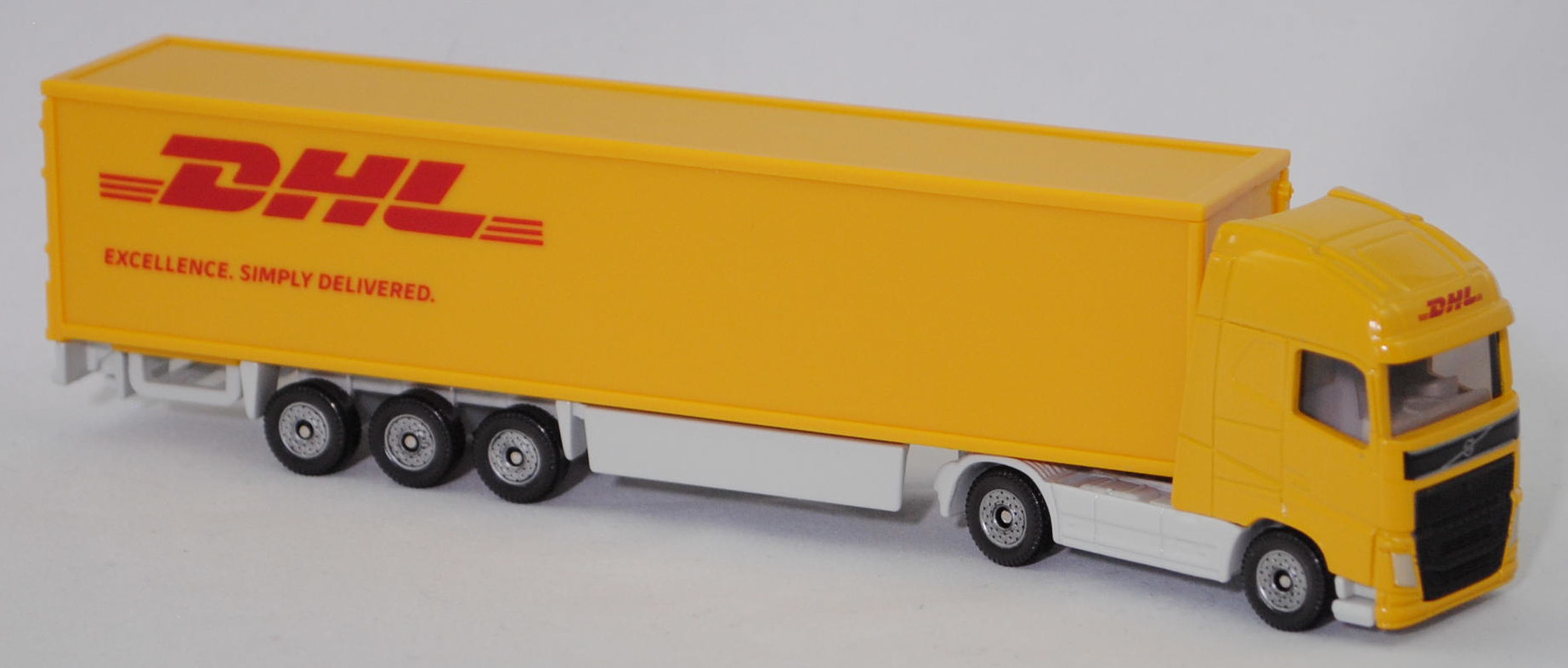 00012 Volvo FH16 750 Globetrotter-XL 4x2 (Modell 2013-2020) Koffer-Sattelzug, goldgelb/papyrusweiß, DHL / EXCELLENCE. SIMPLY DELIVERED., C36, SIKU SUPER, 1:87, P29f