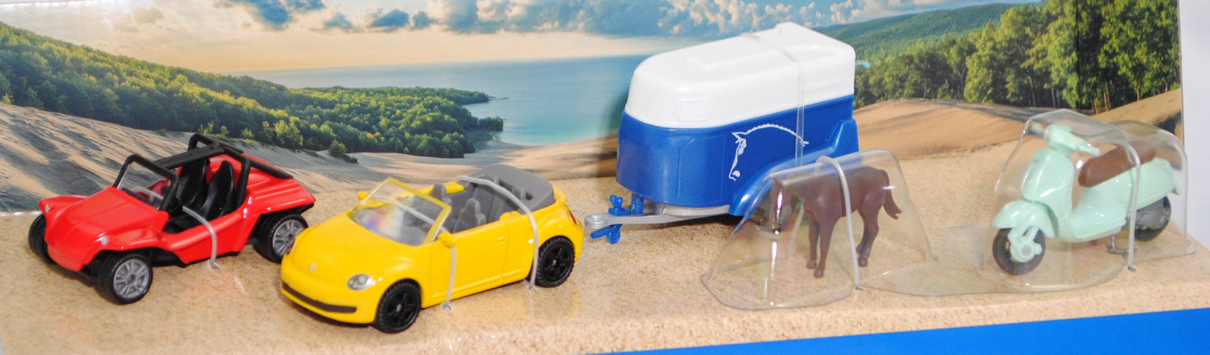 00000 Geschenkbox Happy Style Set: Hazard-Buggy / HAZ-Buggy + VW The Beetle Cabriolet 1.2 TSI + BÖCKMANN TOP MASTER Pferdeanhänger + Vespa 125 GTS Super, SIKU SUPER, mb (Limited)