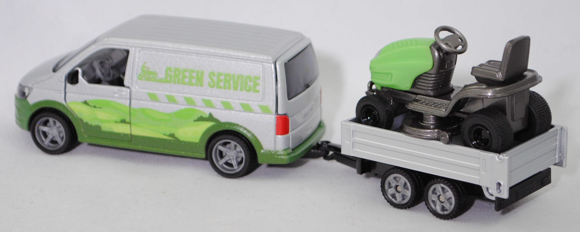 00000 VW T6 Transporter Kastenwagen 2.0 TSI (Modell 2015-2019) mit Tandem-Rückwärtskipper und Rasentraktor MTD YaRD-MaN, silber und grün/schwarz, SIKU SUPER 1:50, L17mpK