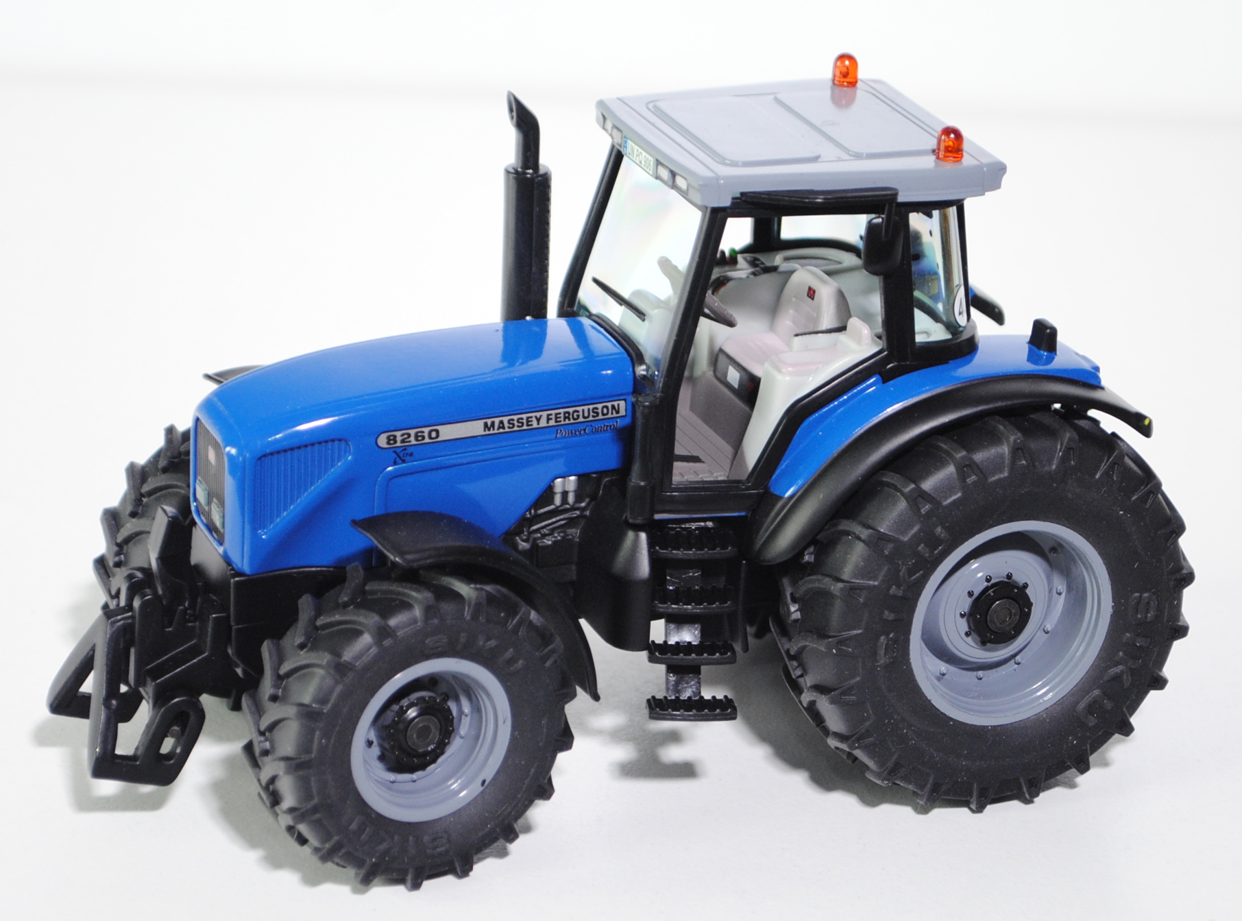 Massey Ferguson 8260 Xtra Traktor (Modell 2002-2004) Plogmaker, enzianblau, Sitz hell-pastellviolett