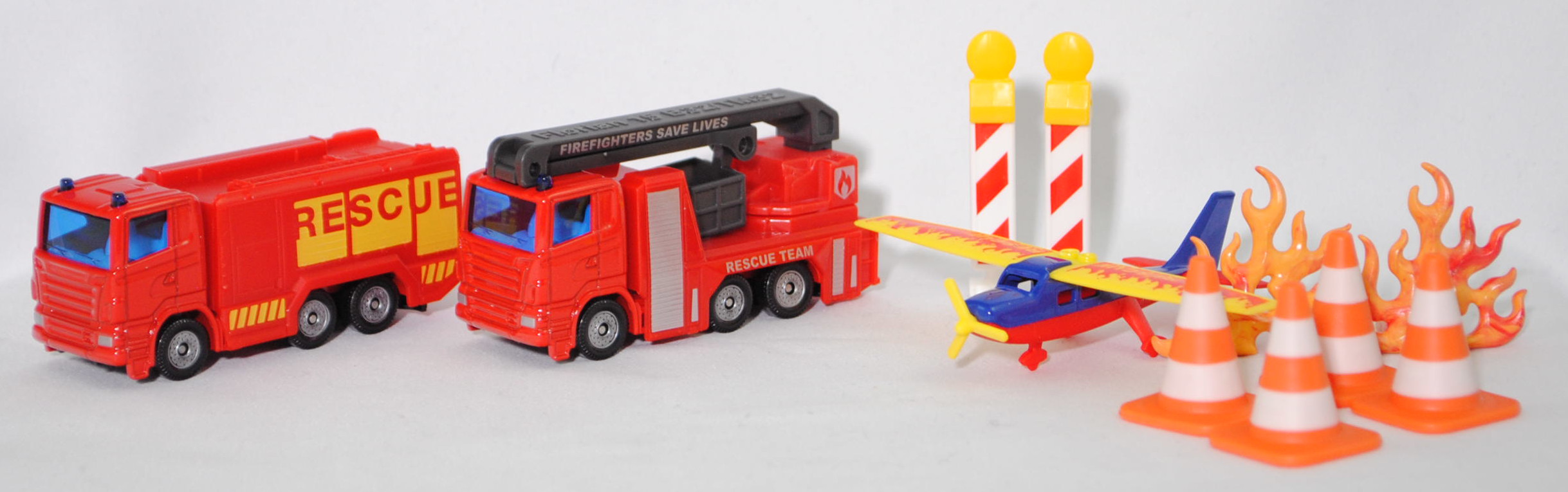 00002 Geschenkset Feuerwehr: Scania R380 Tanklöschfahrzeug + Rosenbauer Hubrettungsbühne auf Scania R380 Fahrgestell + Sportflugzeug + Zubehör, SIKU SUPER, P33R