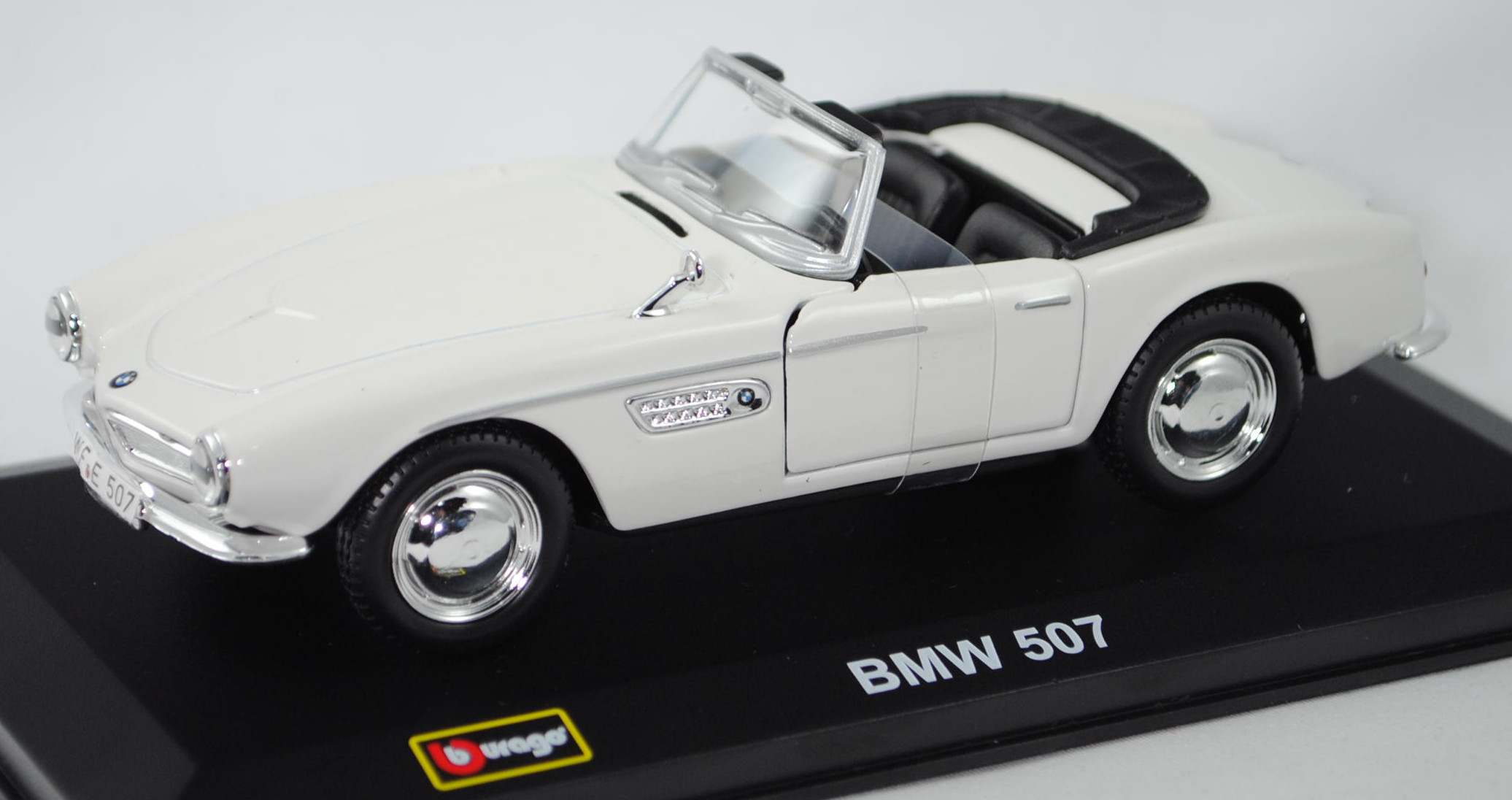 BMW 507 (Typ 507, Modell 1956-1959), cremeweiß, innen schwarz, Türen zu öffnen, Bburago Street Class