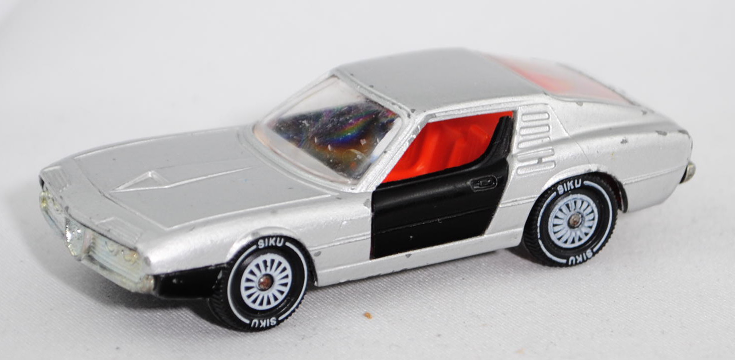 Alfa Romeo Montreal (Tipo 105.64, Modell 1970-1977), silbergraumetallic/schwarz, innen rotorange, Le