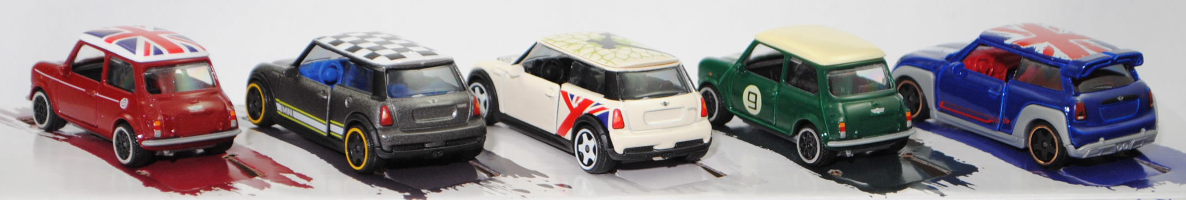 Giftpack MINI ICONS: MINI John Cooper Works GP (Modell 2020) + 2x MINI Cooper 1.3i (Modell 1991-1996) + 2x MINI Cooper S, majorette, mb (MINI ICONS EDITION)