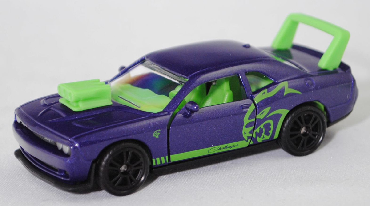 00000 Dodge Challenger SRT Hellcat (3. Generation, Facelift 2014, Modell 2014-2018) Custom, blauviolettmetallic (plum crazy pearlcoat), SIKU SUPER, 1:63, P29f