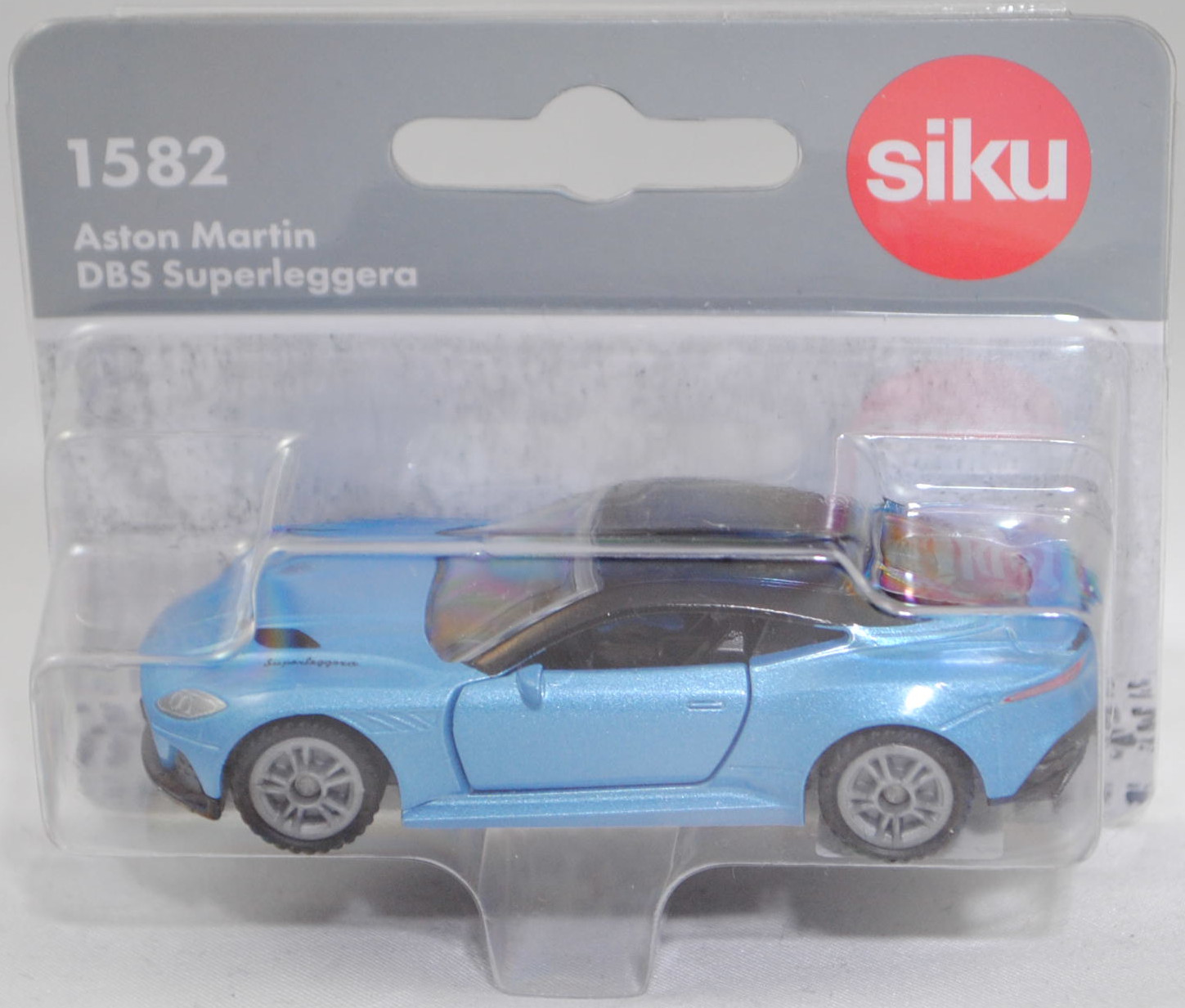00000 Aston Martin DBS Superleggera Coupé (3. Generation DBS, Modell 2018-2023), hell-brillantblaumetallic, Dach schwarz, B49 silbergrau, SIKU SUPER, 1:59, P29f