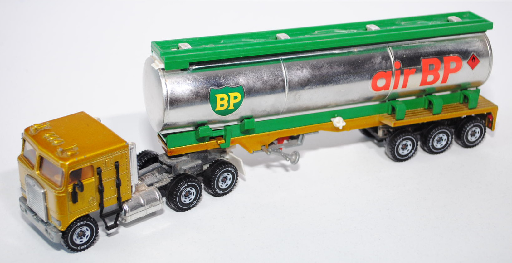 00001 Kenworth Sattelzug mit Tankauflieger, goldmetallic, air BP, Verglasung rauch, LKW10, beide obe