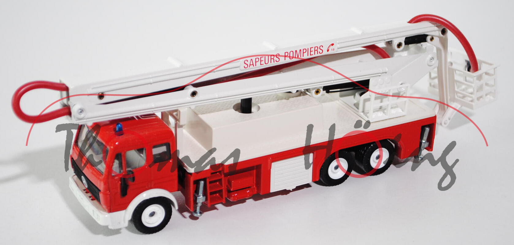 00100 Mercedes SK Feuerwehr mit Gelenkbühne, verkehrsrot/reinweiß, SAPEURS POMPIERS C 18, LKW16, 1:5