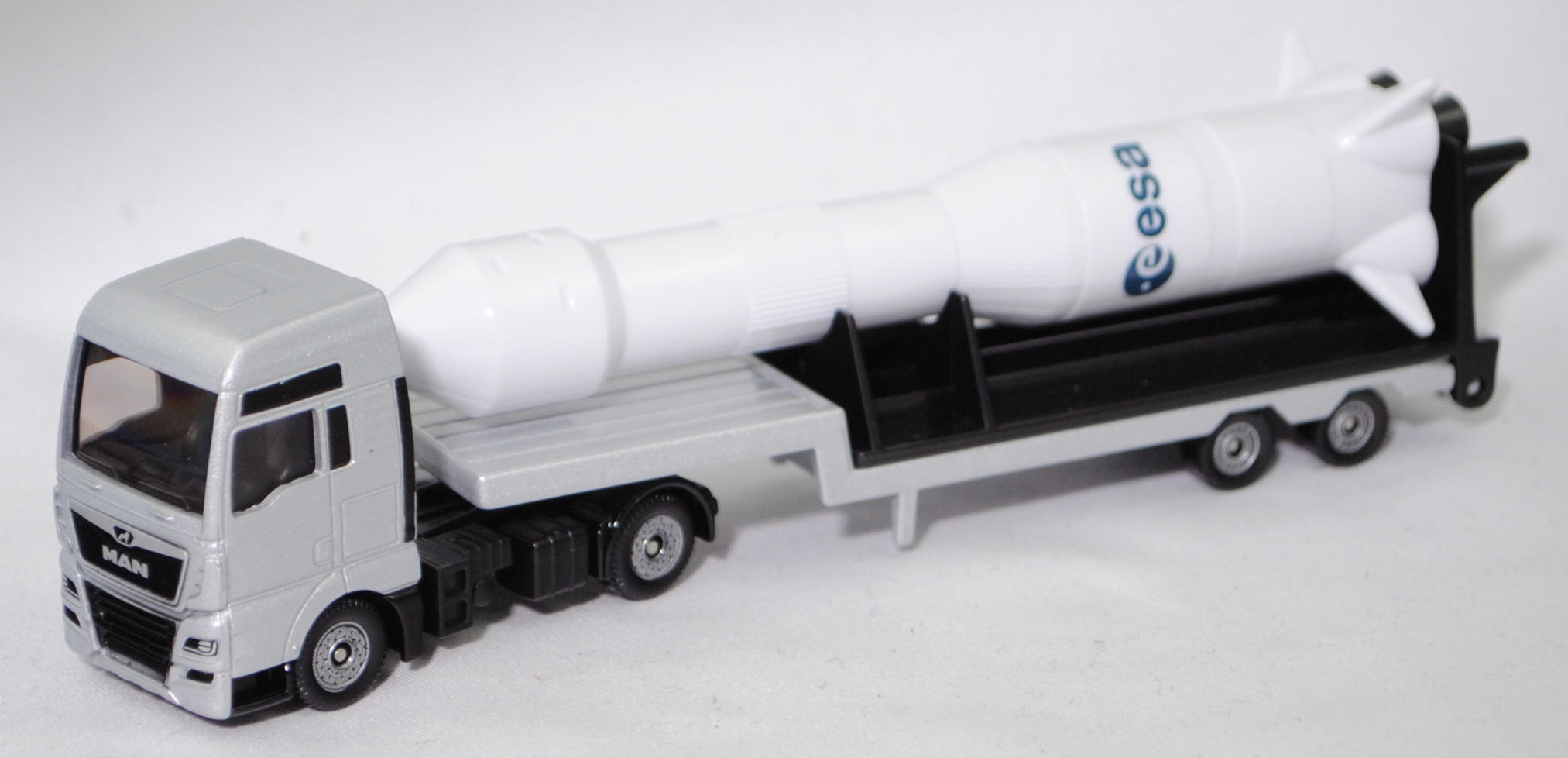 00000 MAN TGX 18.580 D38 XXL (Modell 2017-2019) Sattelzugmaschine und Sattelauflieger mit Rakete (Modell 22.01.1990 - 03.12.1999), silbergraumetallic, esa, SIKU SUPER 1:87, L17mpK