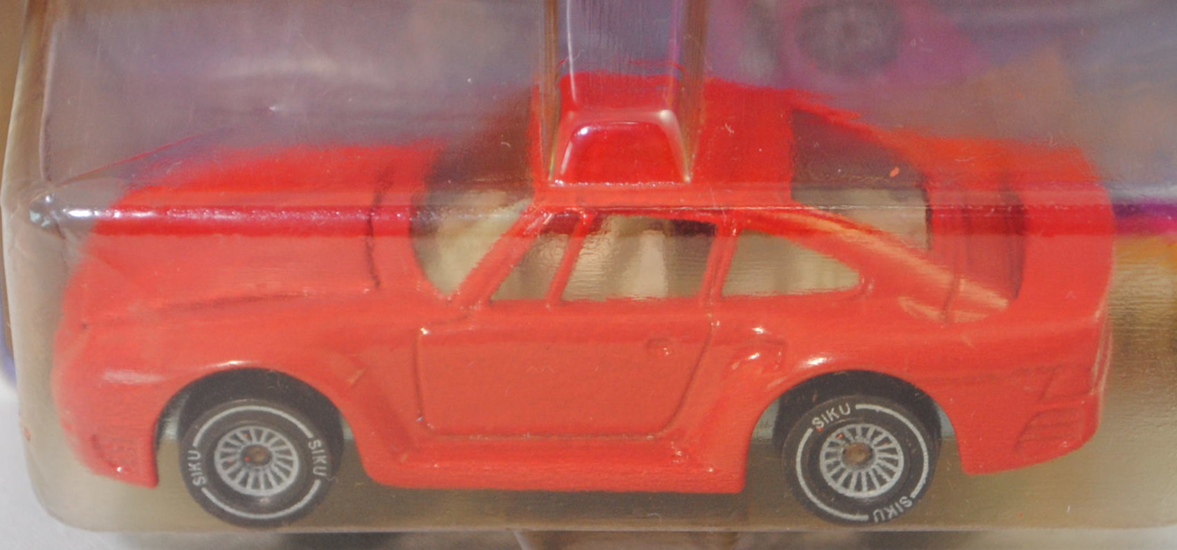 00003 Porsche 959 (Modell 1986-1988), rot, innen weiß, Heckflügel offen, SIKU, 1:55, P21 mit NEU vergilbt