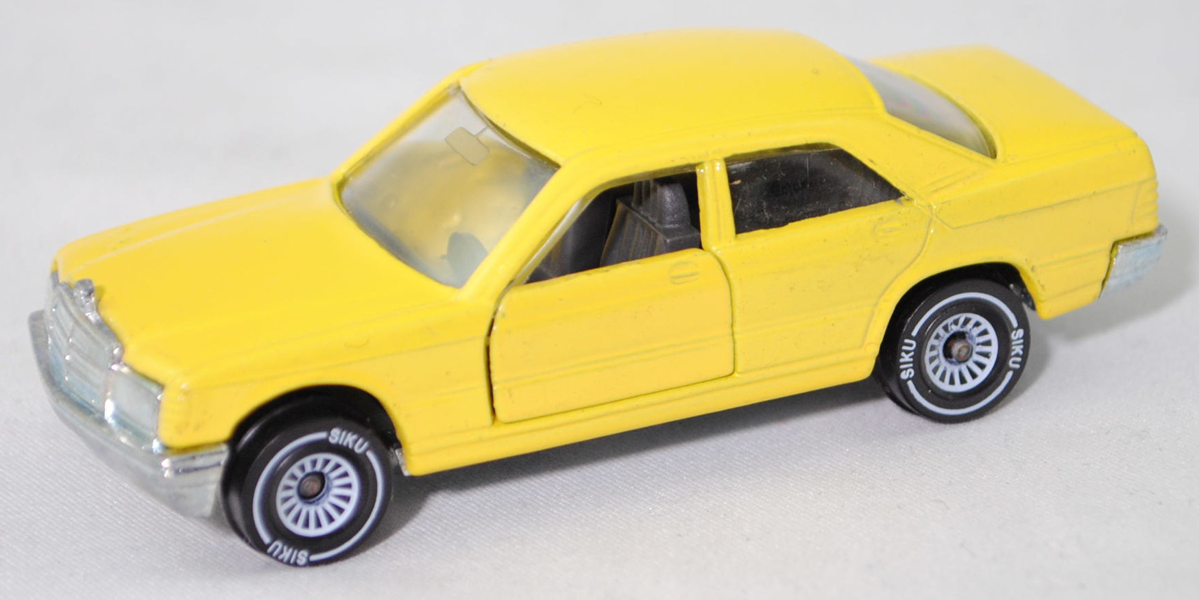 06404 HU Mercedes-Benz 190 E (W 201, Mod. 1982-1988), zinkgelb, innen grau, SIKU / Metchy, 1:55, m-