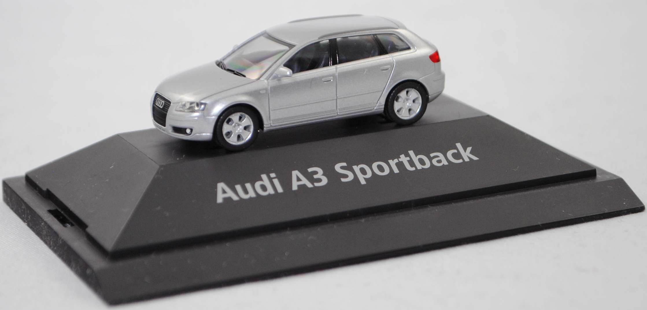 Audi A3 Sportback Ambition 3.2 quattro (2. Generation, 8PA facelift 1, Modell 2004-2008), lichtsilber metallic (LY7W), Herpa, 1:87, Werbebox (DMS Business Case / Deutschland 2004/2005)