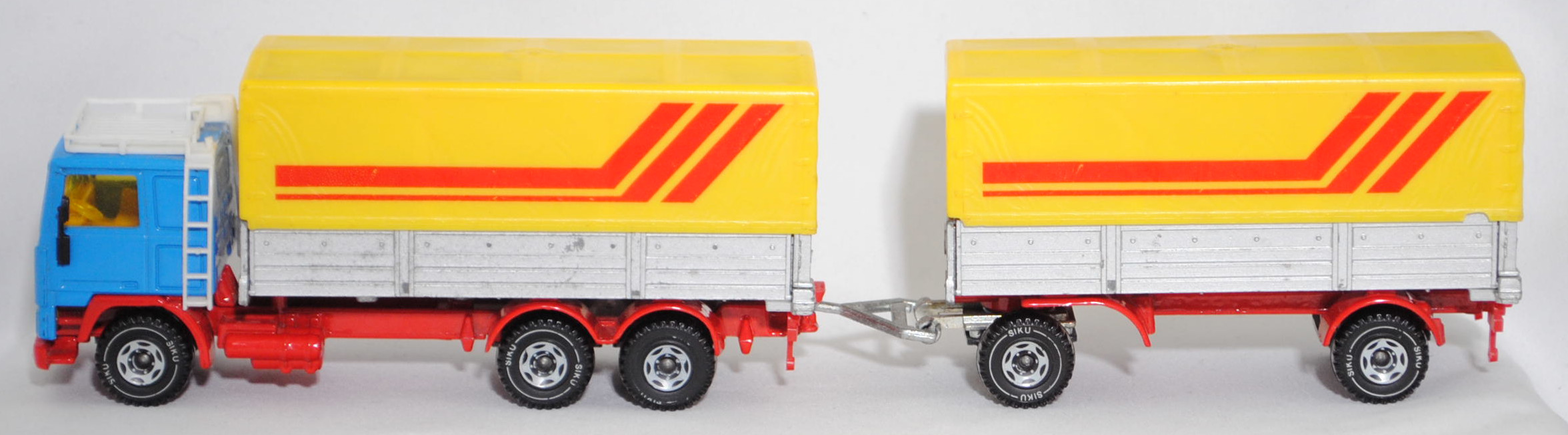 00004 Volvo F12 Turbo 6 (Modell 1977-1983) LKW mit Anhänger, himmelblau/rot/silber, ohne Rahmen im Kühlergrill, Dachgepäckträger weiß, zinkgelbe Plane, LKW10, SIKU, 1:55, m-