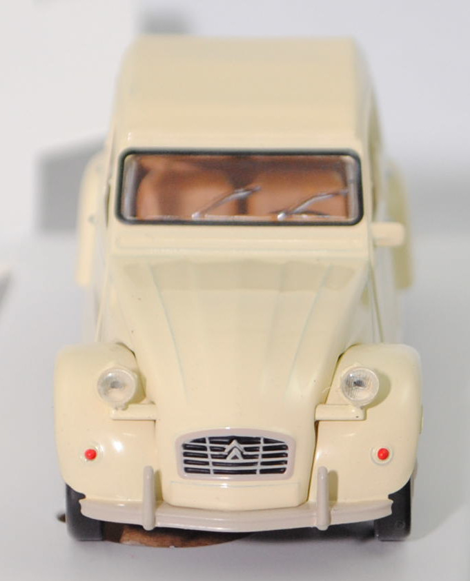 Citroen 2CV6 Club (Typ AZKA, CV = Cheval fiscal, auch Ente oder Döschewo genannt, Modell 1979-1985), hell-elfenbein, innen braunbeige, Norev Jet-car, 1:43, mb