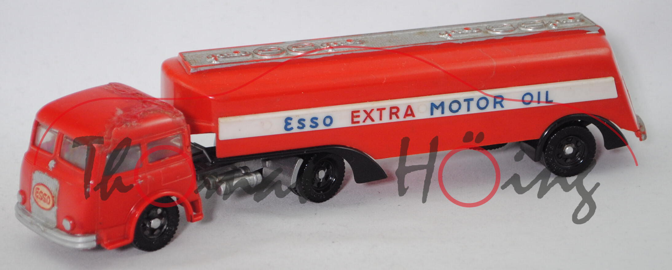 00000 Esso Tankwagen (Henschel+STRÜVER), rot, mit Klebespuren, Esso EXTRA MOTOR OIL, Leiter weg