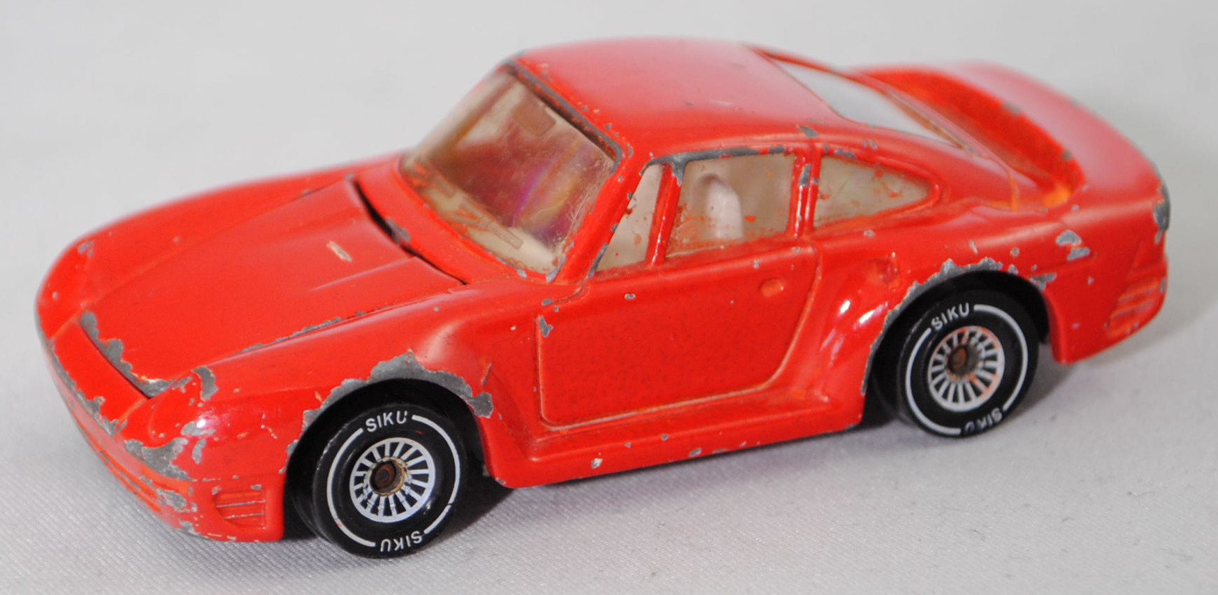 00002 Porsche 959 (Modell 1986-1988), verkehrsrot, innen reinweiß, Heckflügel geschlossen, SIKU , 1:55, vsc