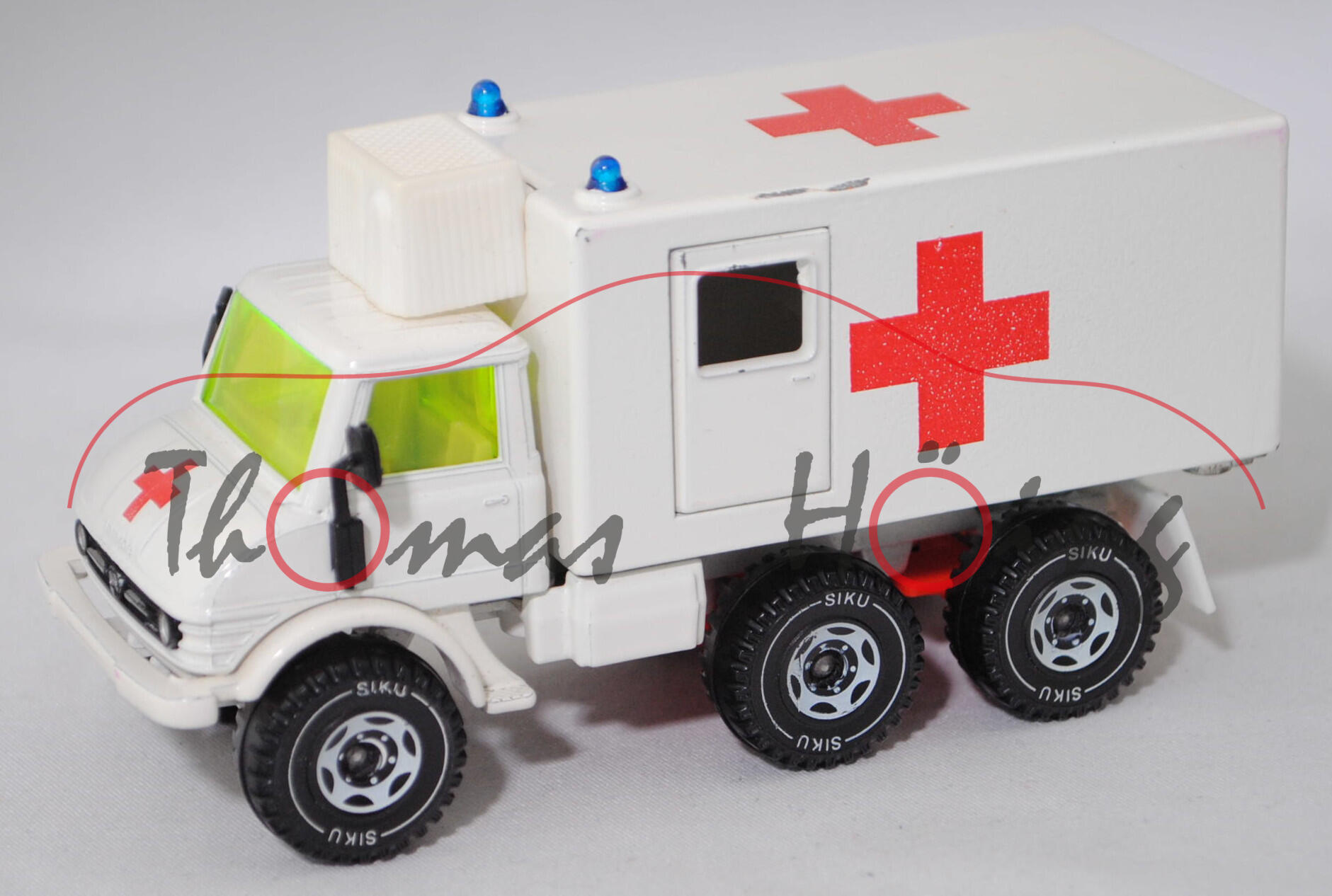 00002 Mercedes-Benz Unimog U125 (Mod. 1970-1988) Santiätswagen, weiß, 2 Blaulichter, SIKU, 1:55, L8d