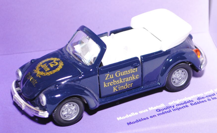 VW Käfer 1303 Cabriolet (Modell 1972-1974), ultramarinblau, innen weiß, 12 / Jahre / Papestraße, L14