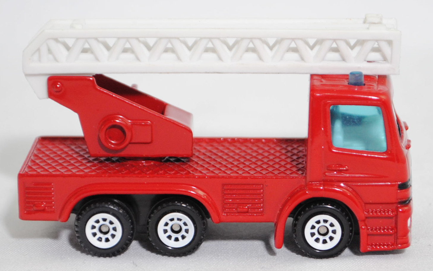 00002 Metz Hubrettungsfahrzeug DL 23-12 S auf Fahrgestell Mercedes-Benz Atego (Modell 1998-2004) (Feuerwehr-Drehleiter), signalrot, C1 weiß, SIKU SUPER, 1:80, m