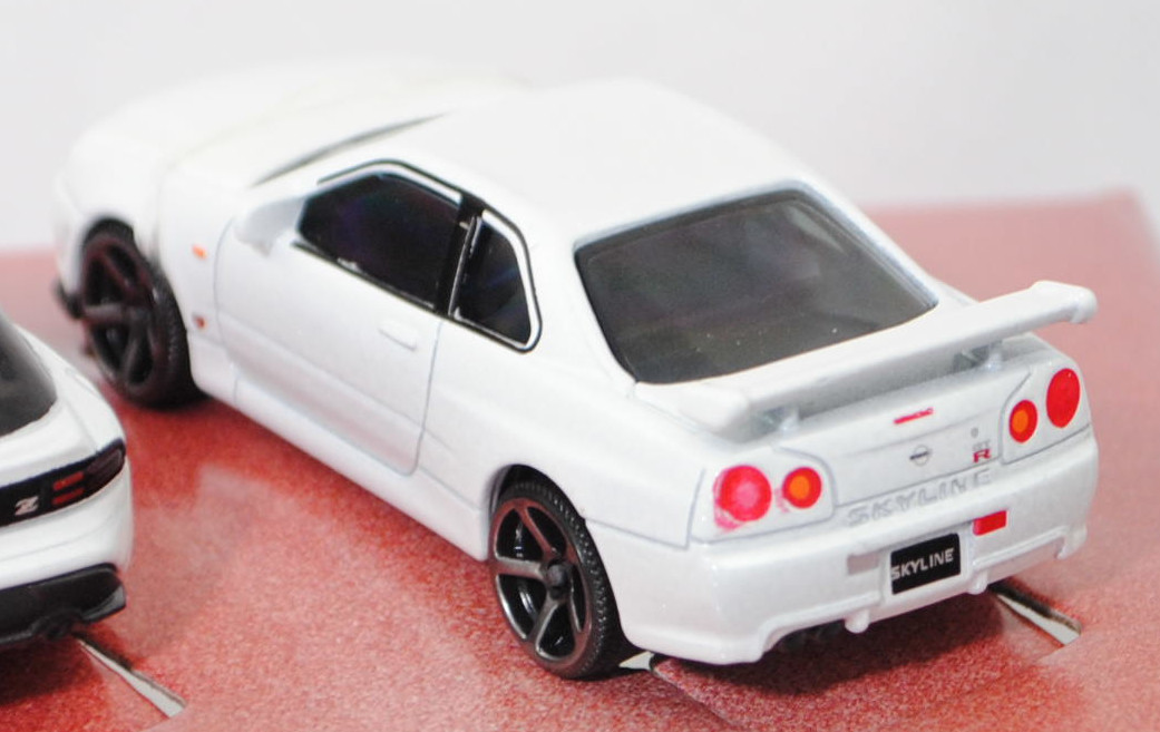 Giftpack Nissan: Nissan Skyline GT-R + Nissan Z Performance + NISSAN Silvia spec-R AERO + Nissan GT-R + NISSAN Cefiro 2.5 A31, reinweißmetallic, majorette, mb