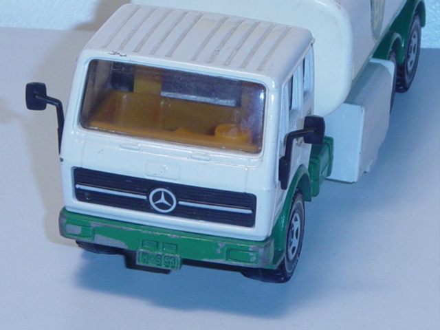 Mercedes 2232 Heizölwagen, cremeweiß/minzgrün, BP, LKW10, mit Farbabplatzern, Modell komplett