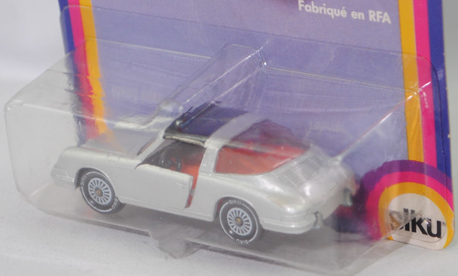 00008 Porsche 911 E Targa (F-Modell bzw. Urmodell, B-Serie, Modell 1968-1969), silber, Lenkrad schwarz, Dach schwarz, Bpr. V234 und 1010, W-Germ, Verglasung rauch, R11 glatt, SIKU, 1:60, P20