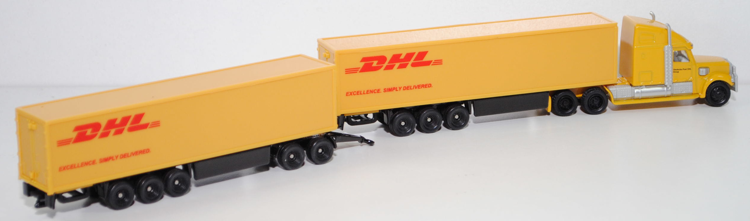 00005 FREIGHTLINER® CORONADO® CC132 6x4 (Modell 2001-2010) DHL Road Train, gelb, Deutsche Post DHL / Group, Druck FREIGHTLINER auf dem Kühlergrill, SIKU SUPER 1:87, L17mpK
