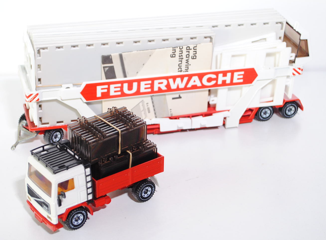 Volvo F12 INTERCOOLER Tieflader mit Feuerwache, cremeweiß/verkehrsrot, LKW10, incl. originaler Bauan